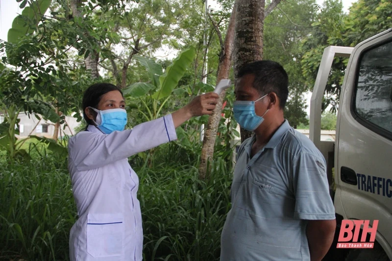 Đội mưa làm nhiệm vụ tại chốt kiểm soát phòng, chống dịch COVID-19 Bãi Trành