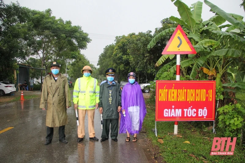 Đội mưa làm nhiệm vụ tại chốt kiểm soát phòng, chống dịch COVID-19 Bãi Trành
