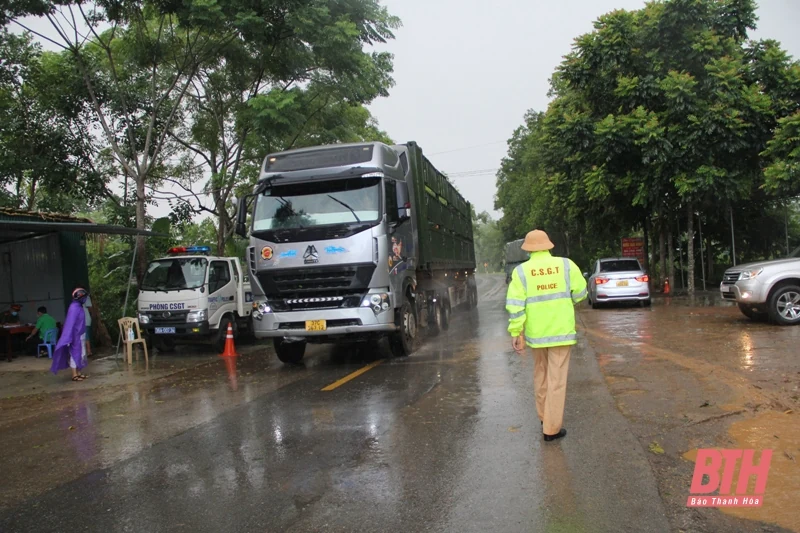 Đội mưa làm nhiệm vụ tại chốt kiểm soát phòng, chống dịch COVID-19 Bãi Trành