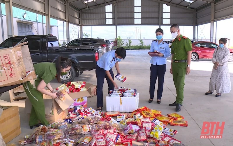 Thu giữ gần 500 kg hàng hóa, thực phẩm đã hết hạn sử dụng