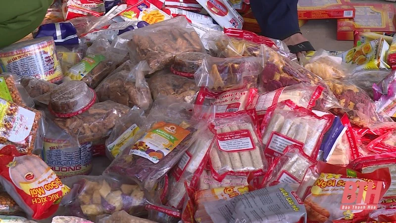 Thu giữ gần 500 kg hàng hóa, thực phẩm đã hết hạn sử dụng