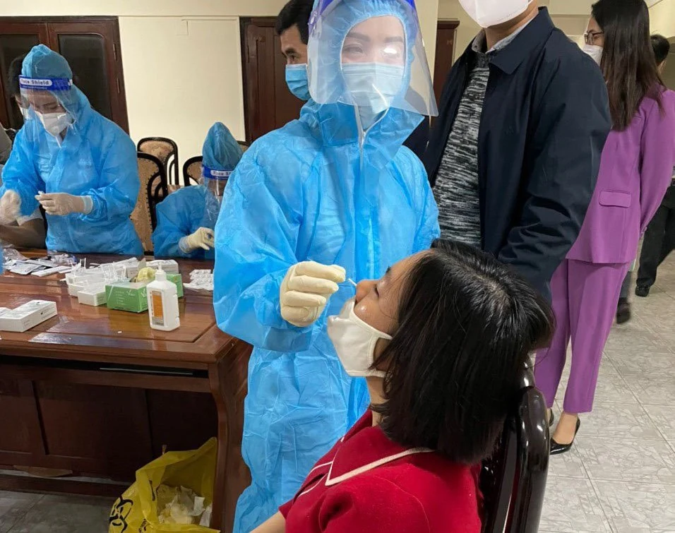 Văn phòng UBND tỉnh Thanh Hóa triển khai xét nghiệm tầm soát phòng, chống dịch COVID-19 cho toàn thể người lao động