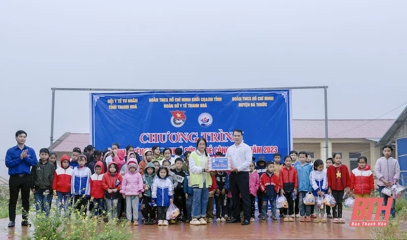 Tình nguyện chung tay vì sức khỏe cộng đồng năm 2023 tại các bản Son - Bá - Mười