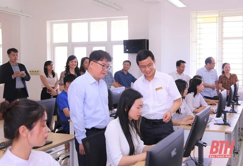 Khai trương Không gian giáo dục số “Smart Edu Hub” tại Trường Đại học Hồng Đức