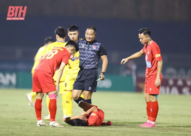 Đông Á Thanh Hóa trở lại ngôi đầu bảng