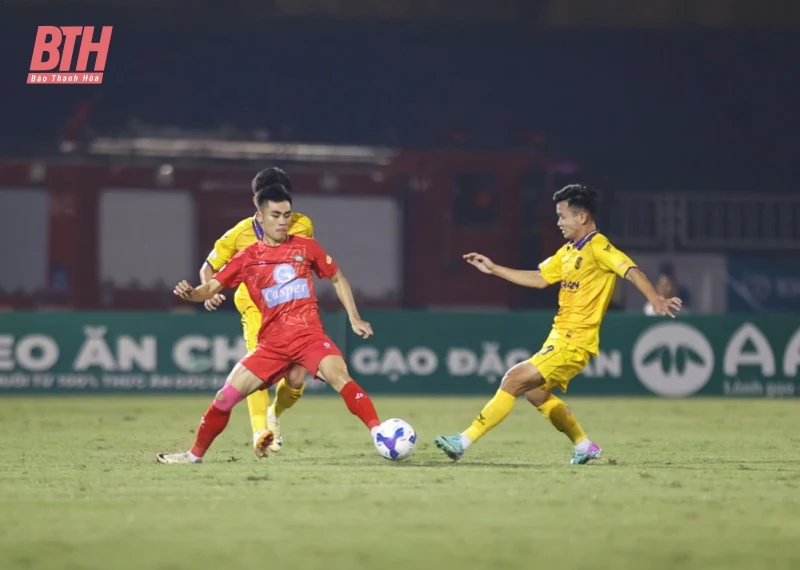 Đông Á Thanh Hóa trở lại ngôi đầu bảng