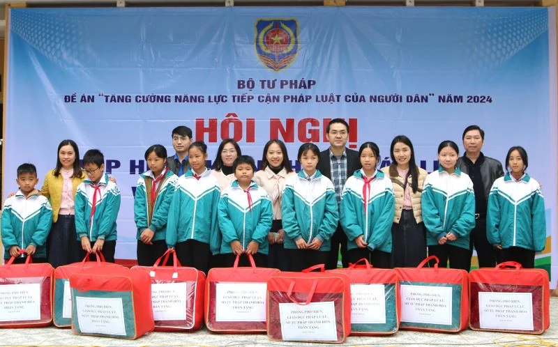 Gần 300 học sinh được phổ biến kiến thức pháp luật về bảo vệ môi trường