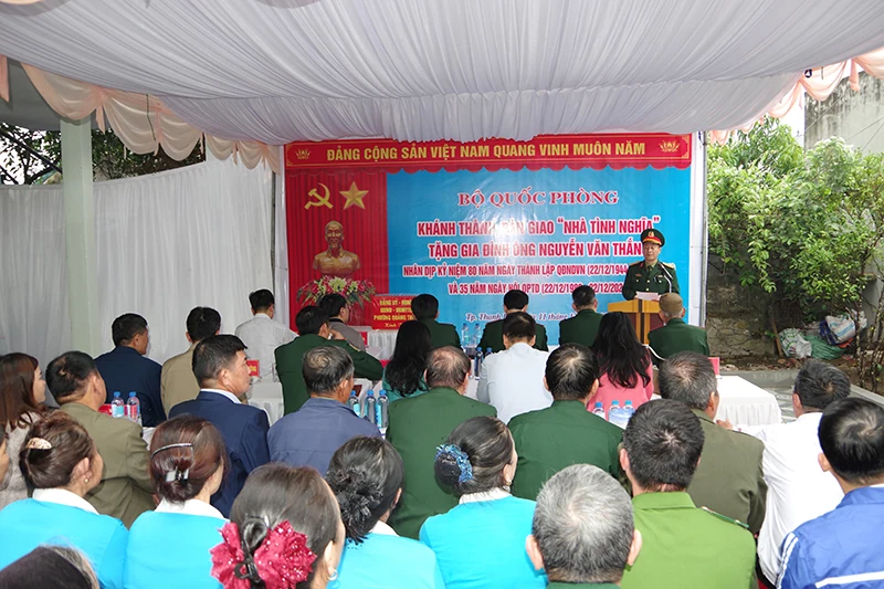 Bàn giao “Nhà tình nghĩa” cho thương binh Nguyễn Văn Thắng