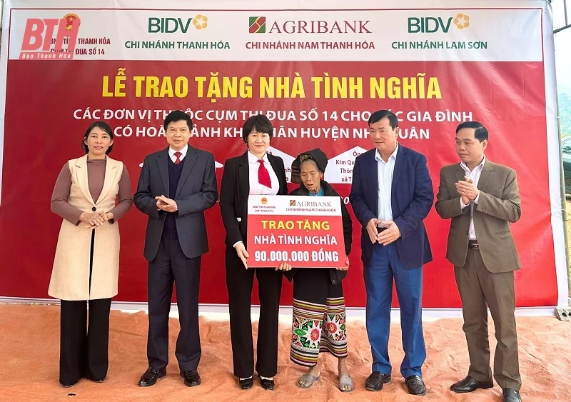 Các ngân hàng bàn giao nhà ở cho hộ nghèo ở huyện Như Xuân