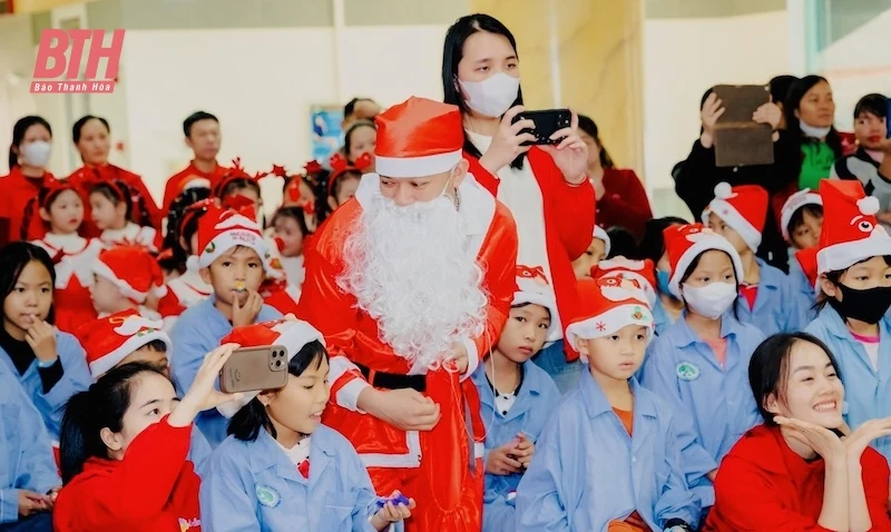 Mang Giáng sinh đến với các bệnh nhi