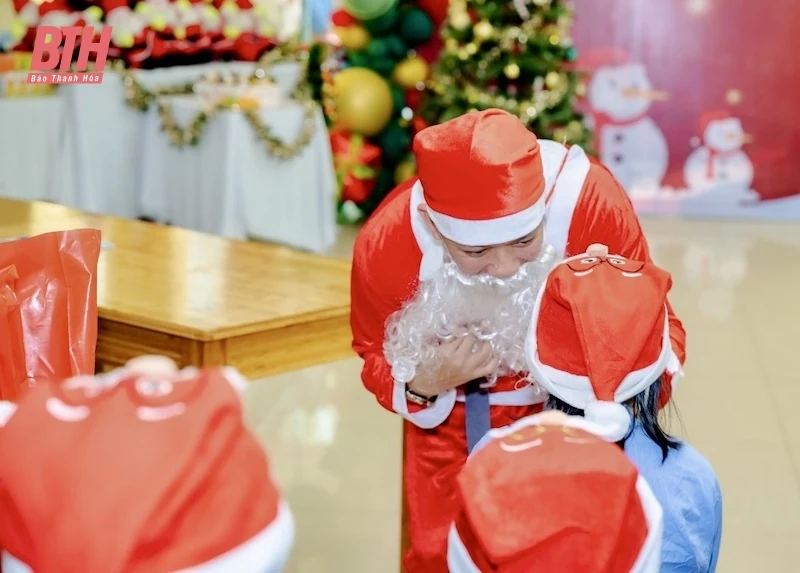 Mang Giáng sinh đến với các bệnh nhi