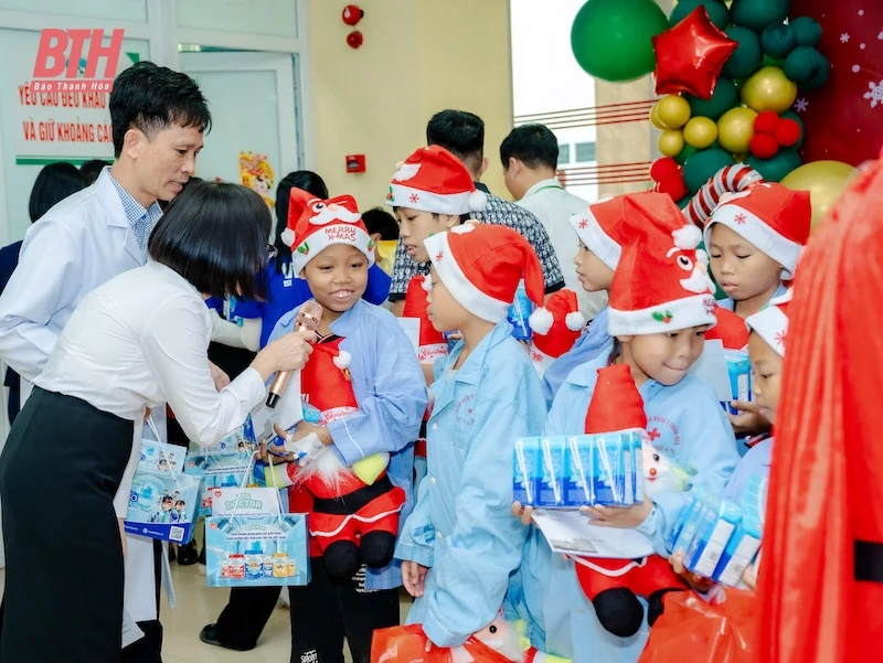 Mang Giáng sinh đến với các bệnh nhi