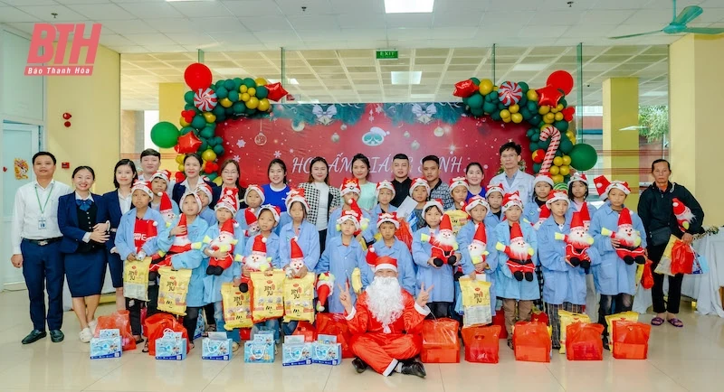 Mang Giáng sinh đến với các bệnh nhi