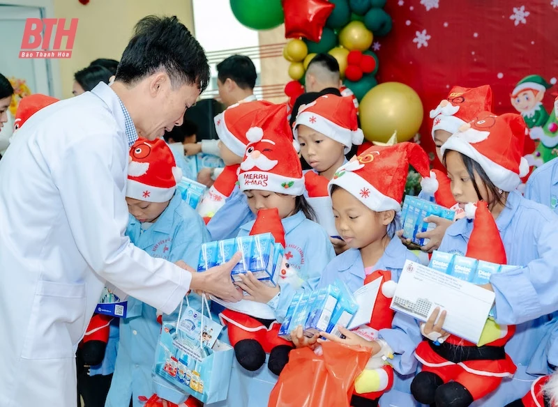 Mang Giáng sinh đến với các bệnh nhi