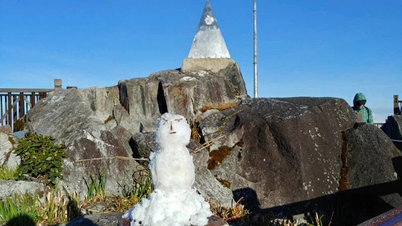 Nhiệt độ đỉnh Fansipan giảm sâu xuống - 5 độ C, xuất hiện băng giá