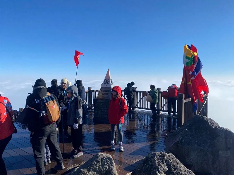 Băng phủ đỉnh Fansipan ngày đầu năm