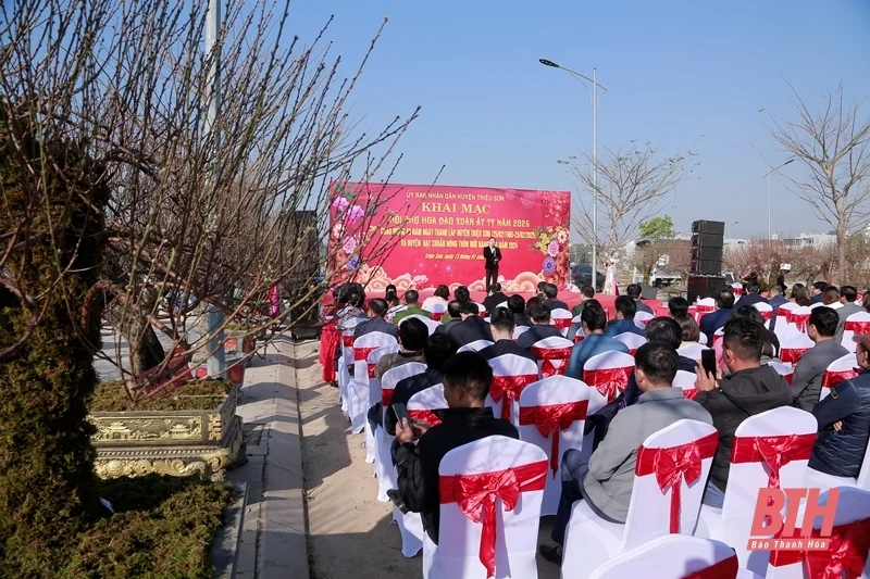 Trưng bày, giới thiệu hơn 1.000 tác phẩm hoa đào