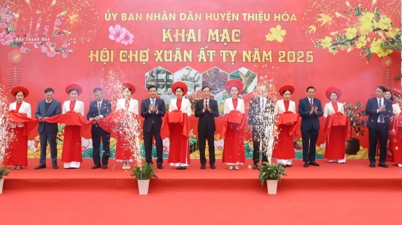 Thiệu Hóa: Công bố việc đặt tên đường phố, khởi công khu trung tâm hành chính mới và gắn biển đại lộ Lê Văn Hưu