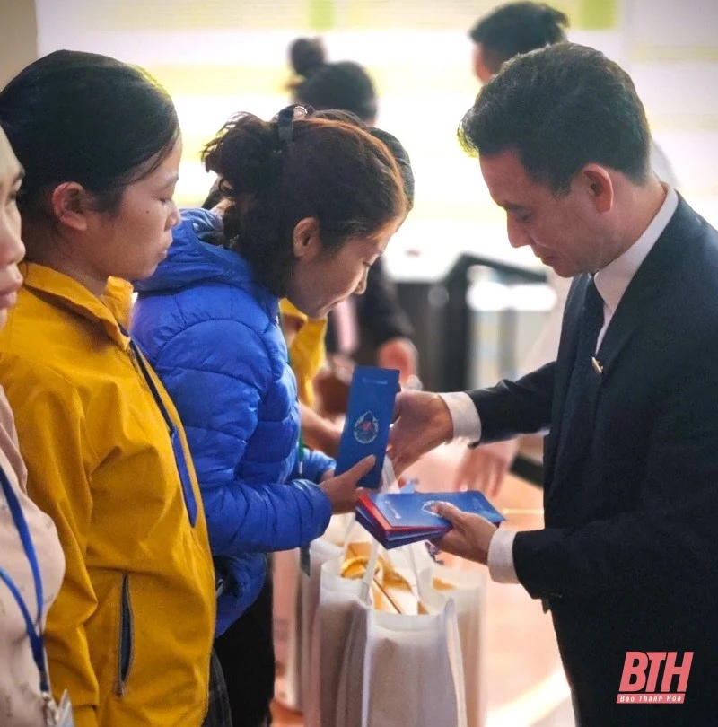 Sacombank Thanh Hóa tặng quà tết cho công nhân, người lao động có hoàn cảnh khó khăn