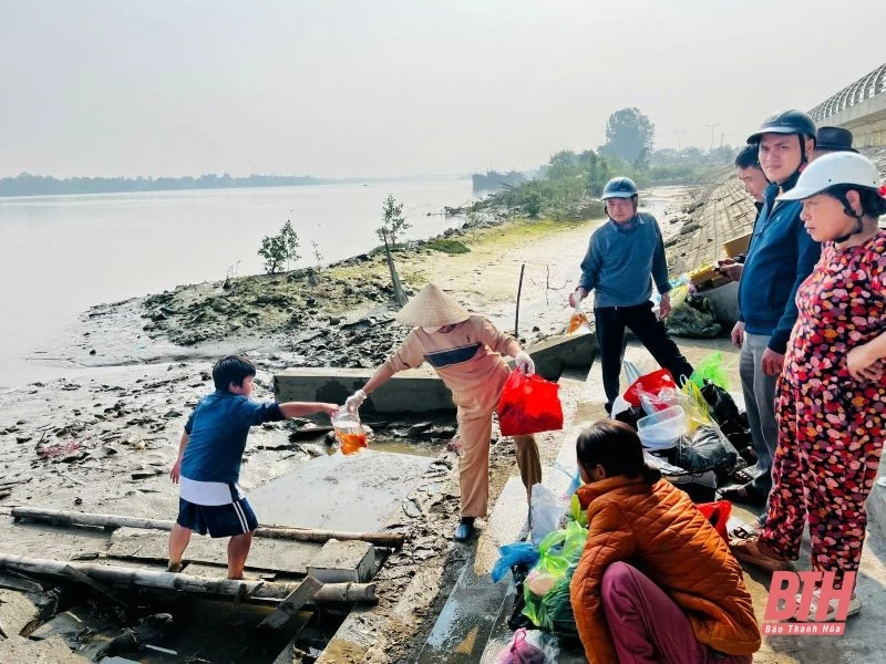 Dịch vụ ăn theo ngày ông Công ông Táo