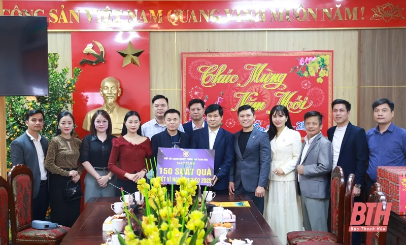 Hiệp hội Doanh nghiệp TP Thanh Hóa trao nhà, tặng quà cho các hộ gia đình khó khăn tại Quan Sơn, Hậu Lộc