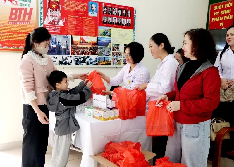 Ấm lòng trẻ mồ côi, trẻ đặc biệt khó khăn