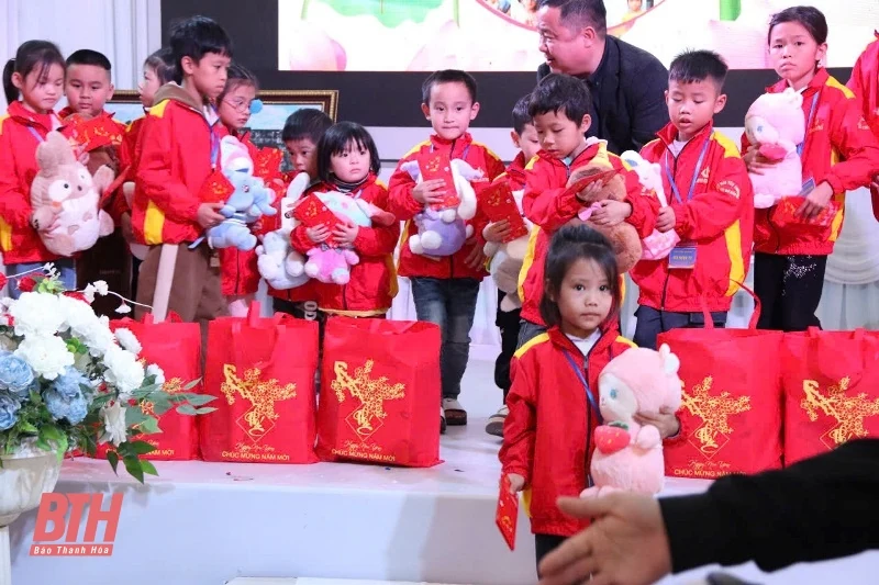 Ấm lòng trẻ mồ côi, trẻ đặc biệt khó khăn