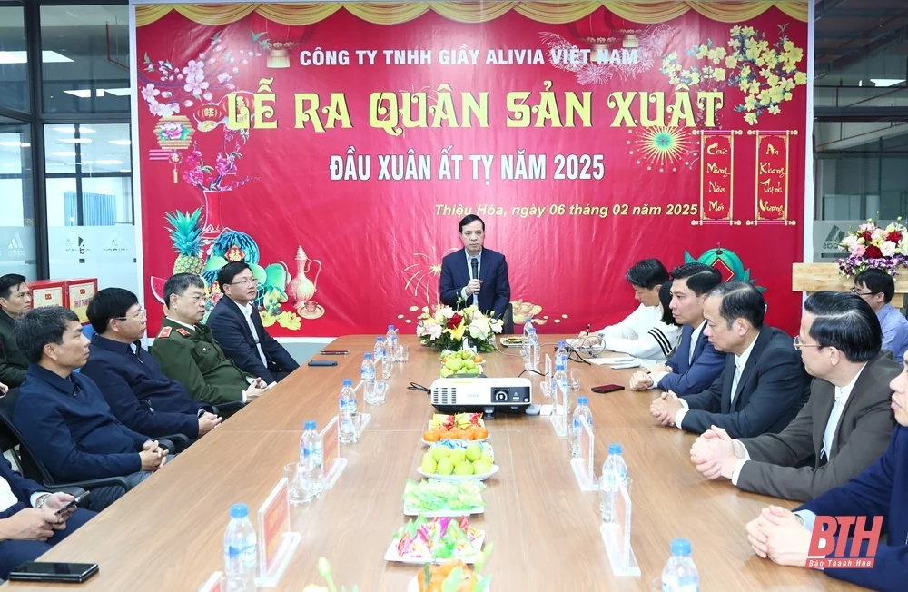 Phó Bí thư Thường trực Tỉnh ủy Lại Thế Nguyên dự lễ ra quân sản xuất đầu năm tại Công ty TNHH Giầy Alivia Việt Nam