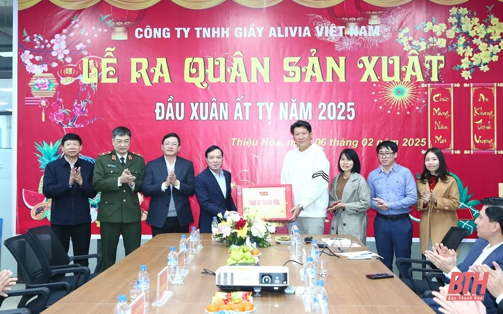 Phó Bí thư Thường trực Tỉnh ủy Lại Thế Nguyên dự lễ ra quân sản xuất đầu năm tại Công ty TNHH Giầy Alivia Việt Nam