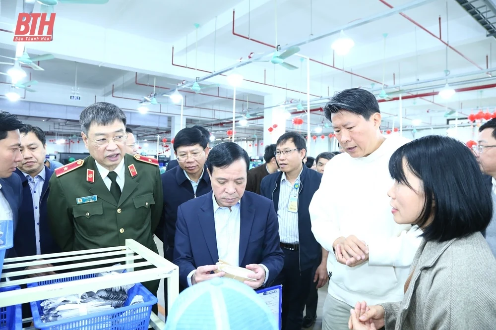 Phó Bí thư Thường trực Tỉnh ủy Lại Thế Nguyên dự lễ ra quân sản xuất đầu năm tại Công ty TNHH Giầy Alivia Việt Nam