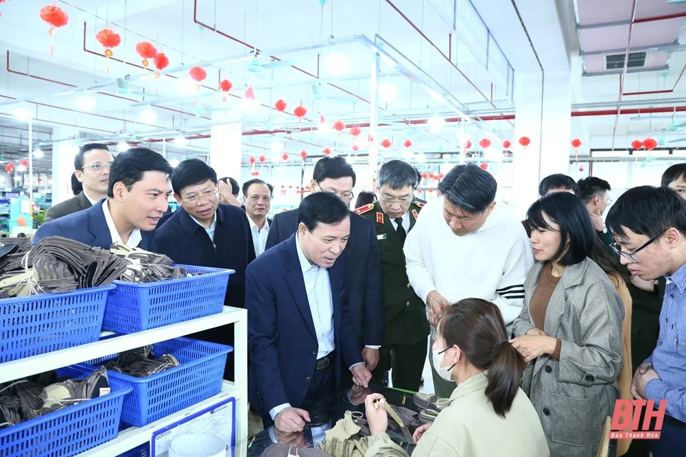 Phó Bí thư Thường trực Tỉnh ủy Lại Thế Nguyên dự lễ ra quân sản xuất đầu năm tại Công ty TNHH Giầy Alivia Việt Nam