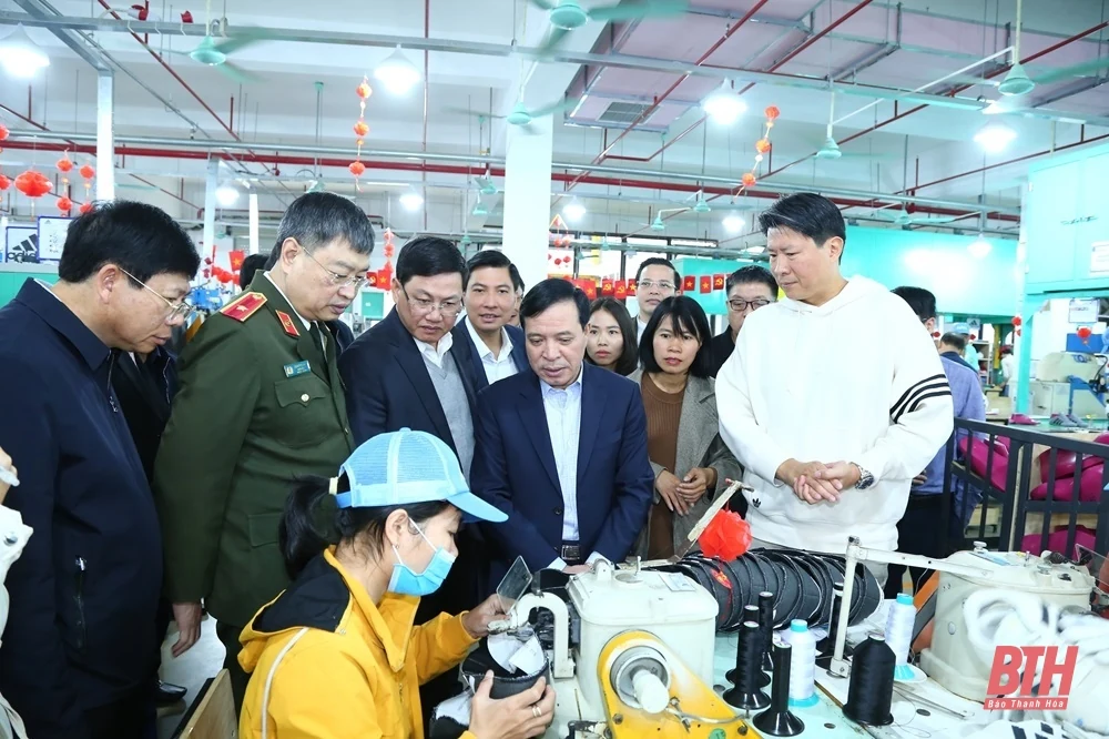 Phó Bí thư Thường trực Tỉnh ủy Lại Thế Nguyên dự lễ ra quân sản xuất đầu năm tại Công ty TNHH Giầy Alivia Việt Nam