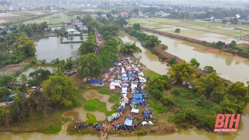 Độc đáo phiên chợ ném cà chua cầu may tại xứ Thanh