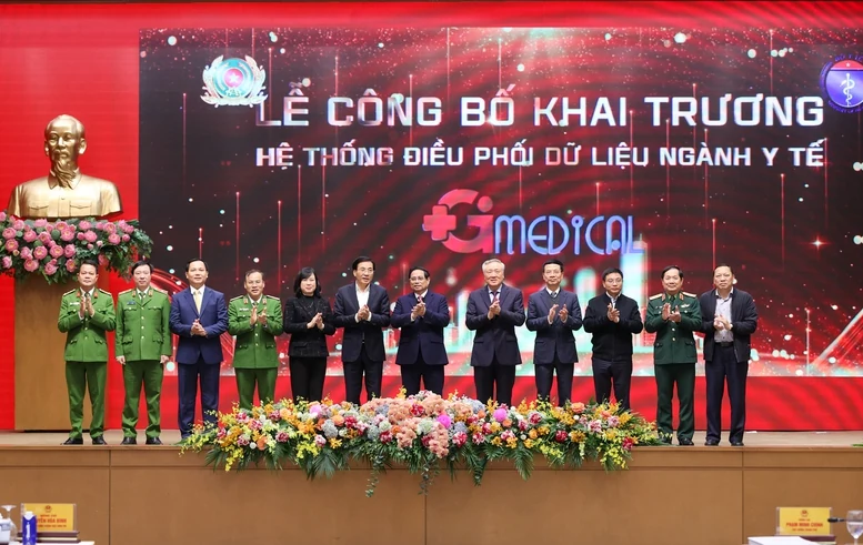 Thủ tướng Chính phủ: Chuyển từ xin - cho sang chủ động phục vụ dịch vụ công với người dân, doanh nghiệp