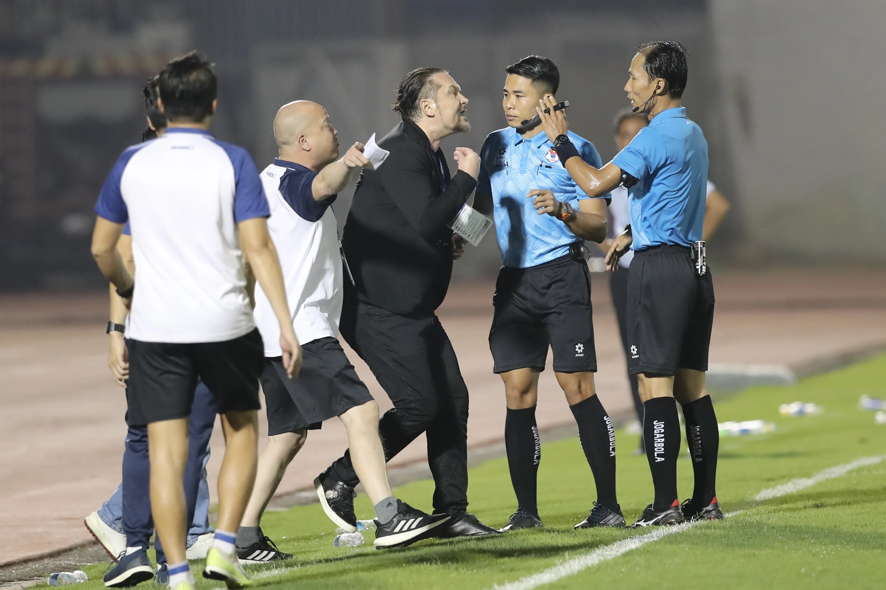 Tổ trọng tài bị “treo còi” sau kiến nghị của CLB Đông Á Thanh Hóa