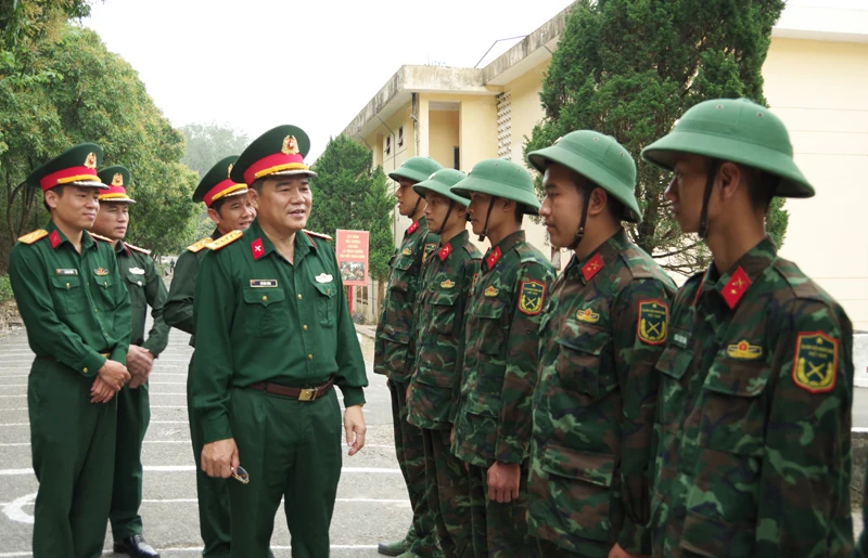 Chỉ huy trưởng Bộ CHQS tỉnh kiểm tra công tác huấn luyện chiến sĩ mới