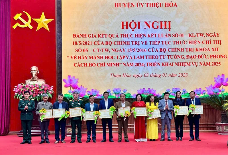 Gương sáng giáo viên học tập và làm theo Bác