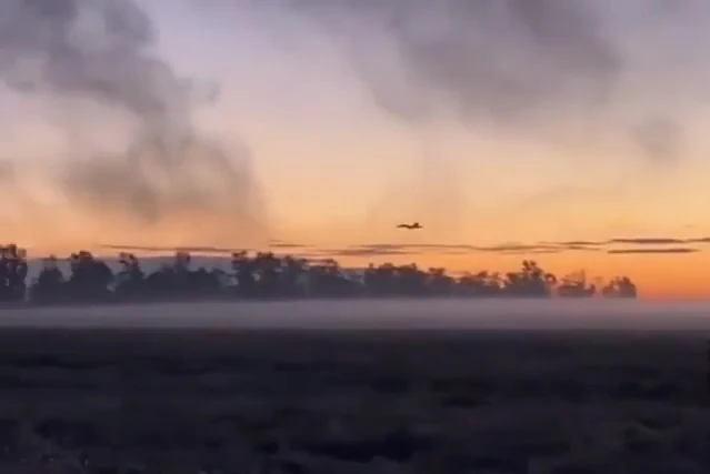 Máy bay Su-34 của Nga bay cực thấp ném bom táo bạo ở Ukraine