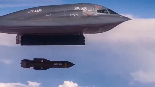 Mỹ triển khai máy bay tàng hình B-2 Spirit tới Diego Garcia, Iran đưa tên lửa lên bệ phóng sẵn sàng trả đũa