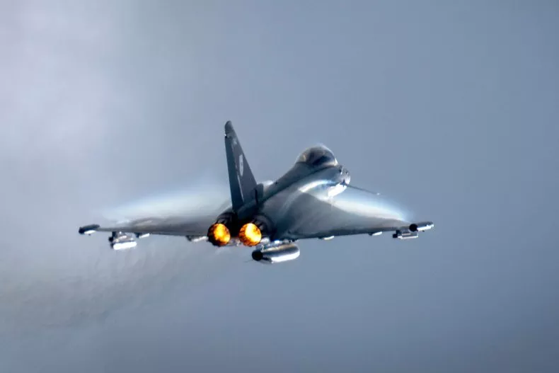 Anh triển khai máy bay chiến đấu Typhoon đến sườn phía Đông NATO