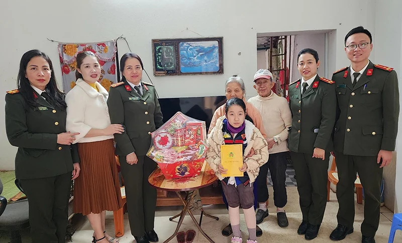 “Mẹ đỡ đầu” - Điểm tựa những mảnh đời éo le