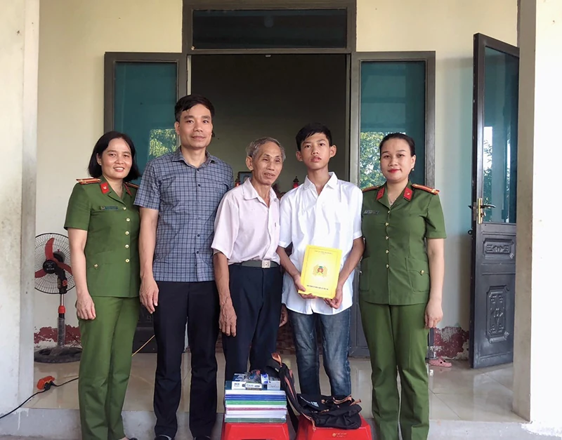 “Mẹ đỡ đầu” - Điểm tựa những mảnh đời éo le