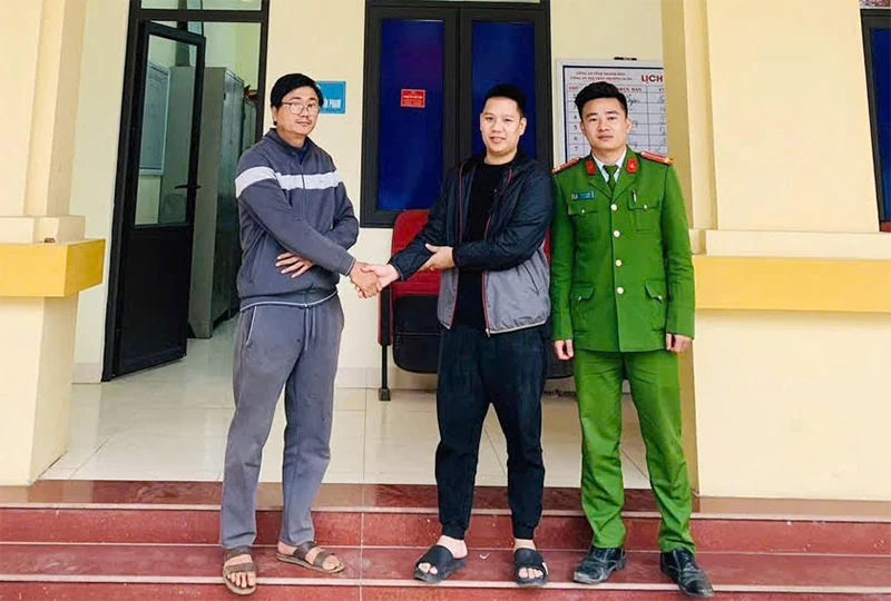 Công an xã giúp người dân nhận lại 120 triệu đồng do chuyển khoản nhầm