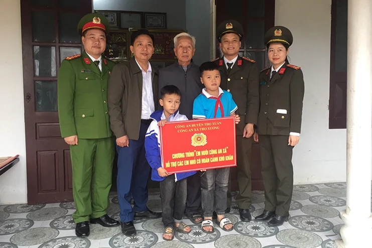 “Mẹ đỡ đầu” - Điểm tựa những mảnh đời éo le