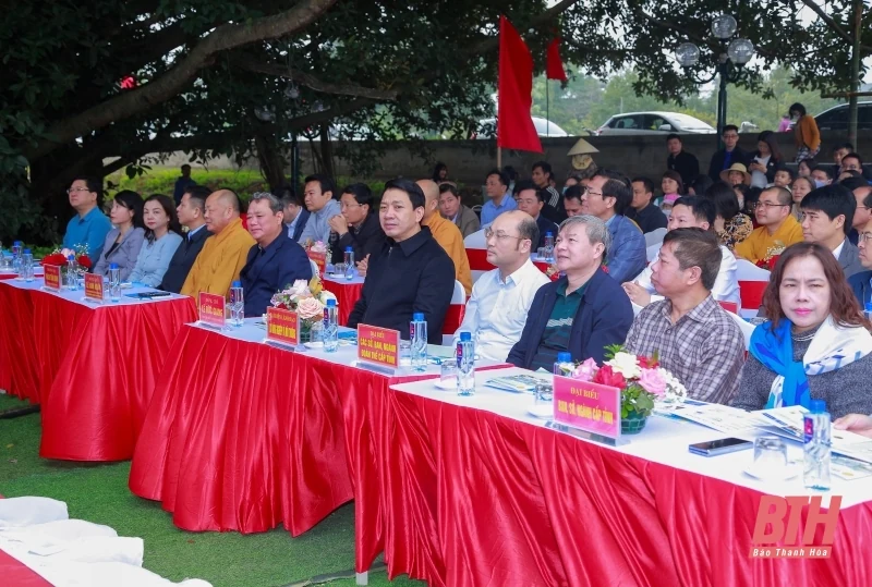 Thả cá giống tái tạo và phát triển nguồn lợi thủy sản lưu vực sông Mã