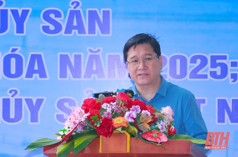 Thả cá giống tái tạo và phát triển nguồn lợi thủy sản lưu vực sông Mã