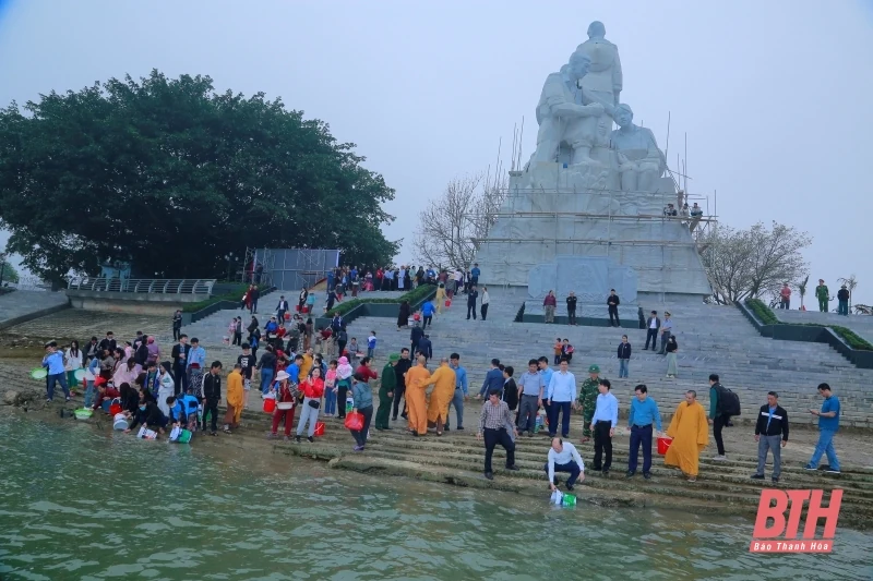 Thả cá giống tái tạo và phát triển nguồn lợi thủy sản lưu vực sông Mã