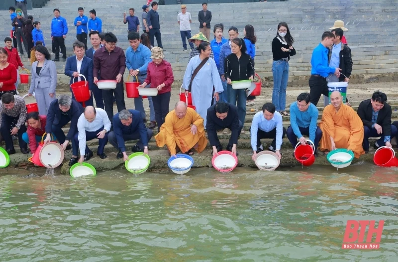 Thả cá giống tái tạo và phát triển nguồn lợi thủy sản lưu vực sông Mã