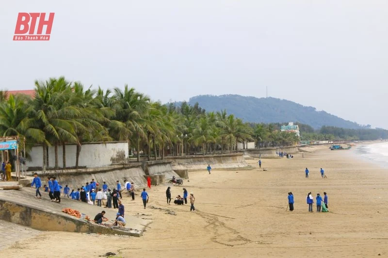 Hoằng Hóa: Ra quân tổng dọn vệ sinh môi trường bãi biển Hải Tiến