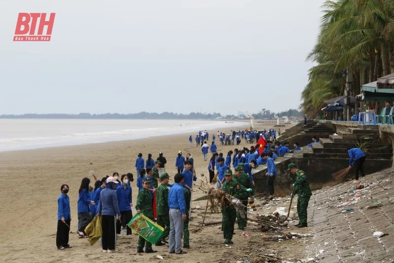 Hoằng Hóa: Ra quân tổng dọn vệ sinh môi trường bãi biển Hải Tiến
